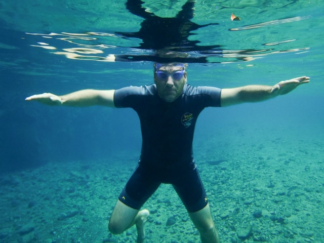 Mike underwater at the Montanejos hot springs